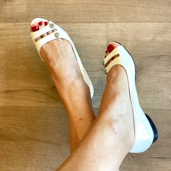 Michelle D White Patent Leather open toe slip in shoes flats Sz 6 M - Picture 1 of 13